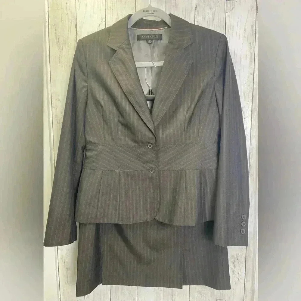 Anne Klein two piece skirt suit  size 8p brown/work/ career